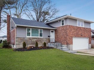 3 Evelyn Rd, Plainview, NY 11803