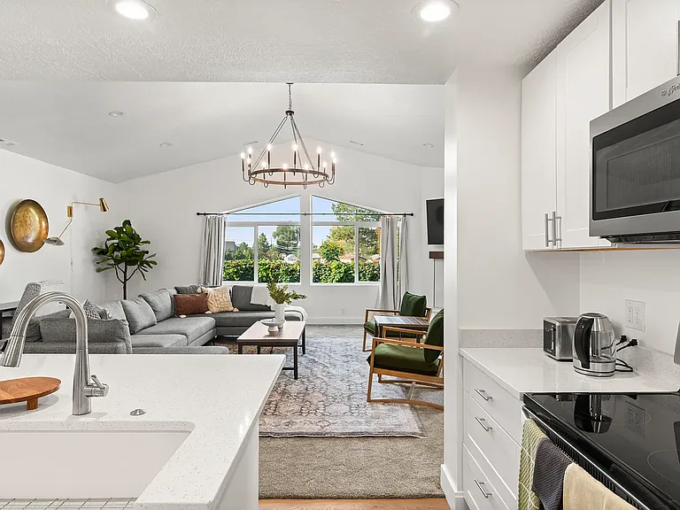 940 E Buddlea Dr — Photo 4