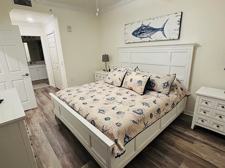 Master Bedroom
King Bed