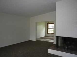 580 Woodland Dr, Crystal Lake, IL 60014