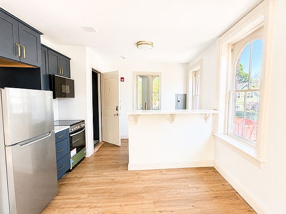 3rd image of 319 Connecticut St #4