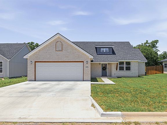 2nd image of 2103 Brooke Ln