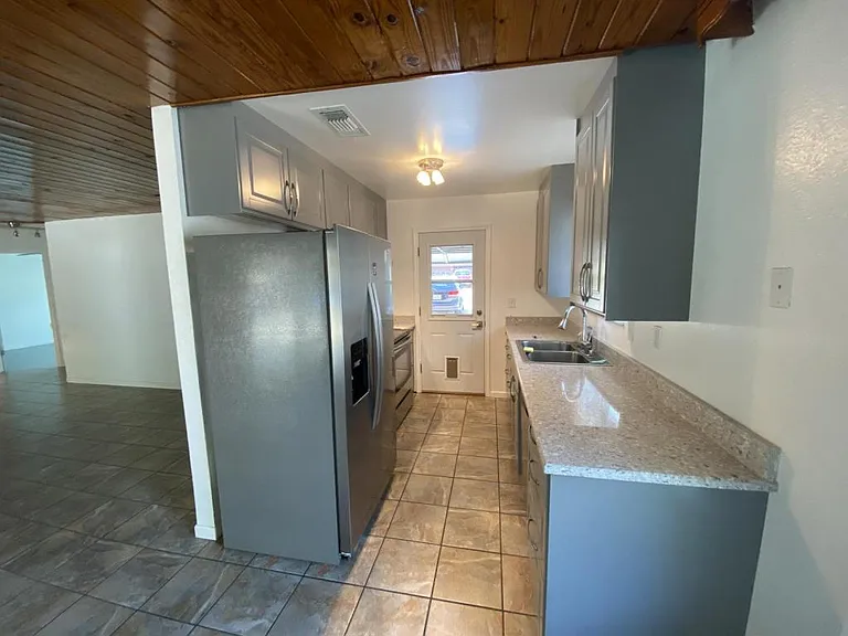 1122 Rhonda Lee St — Photo 24