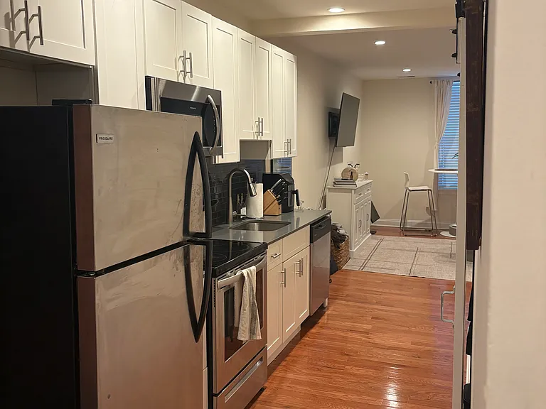 2122 Locust St #3B — Photo 1