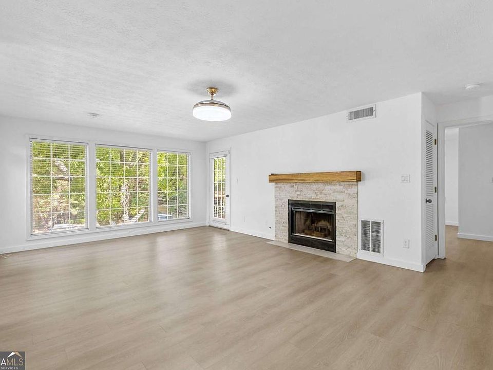 1st image of 204 Berkeley Woods Dr