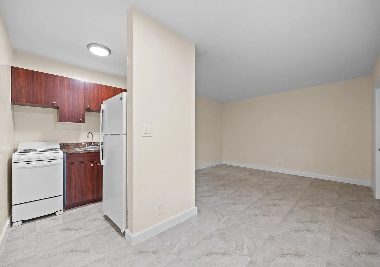 218 SW 20th St — Photo 2