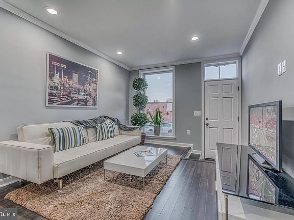 Bright Living room with Wood Floors