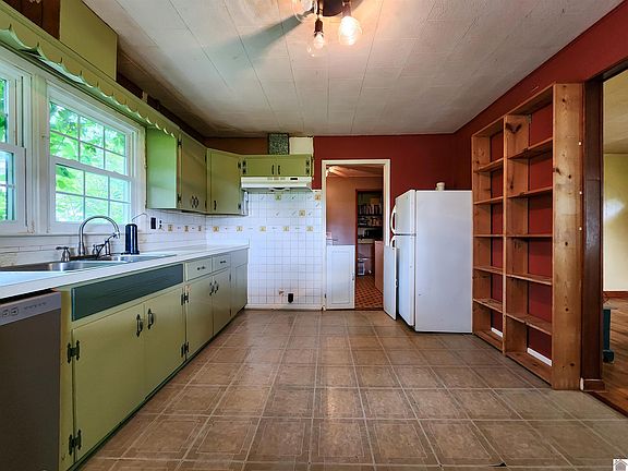 5th image of 944 Carrsville Rd