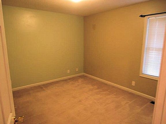 3rd image of 1664 Barrywood Cir E