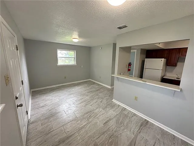633 N Elm St #C — Photo 2