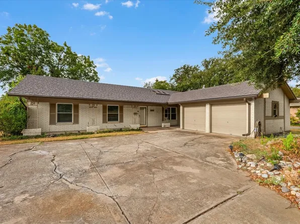 8933 Kincaid Dr, Benbrook, TX 76116