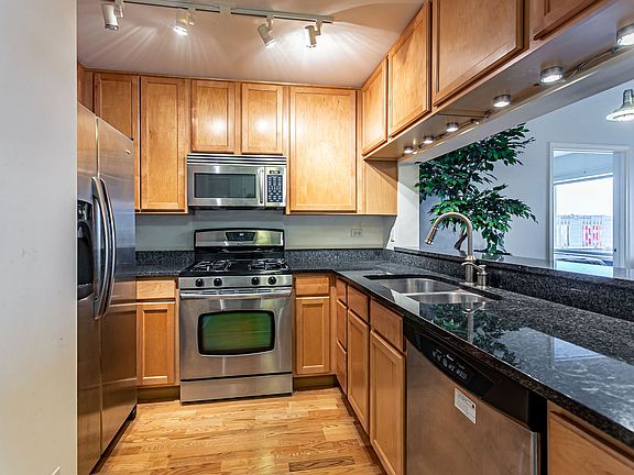 4th image of 100 N Hermitage Ave Unit 803