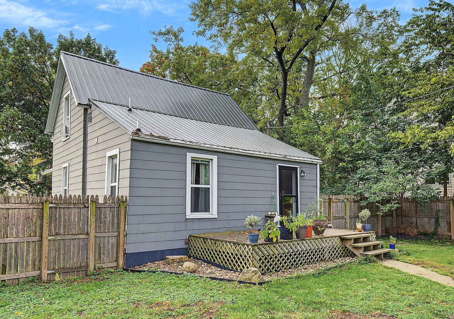 Charming 2-Bedroom with Fenced Backyard & Detached Garage in Champaign (sublease through 3/06/27 — Photo 3