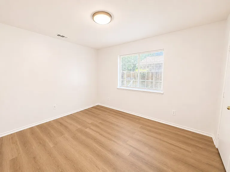 515 Haymarket Dr — Photo 9