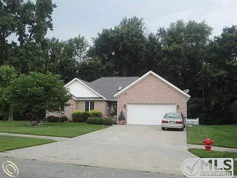 220 Rosewood Dr photo 1