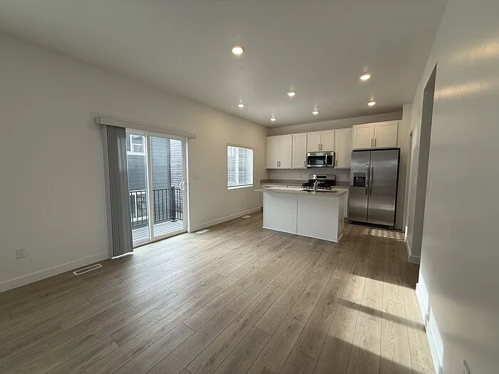 4 bed, 2.5 bath, 1831 sqft, $2,450 — Photo 3