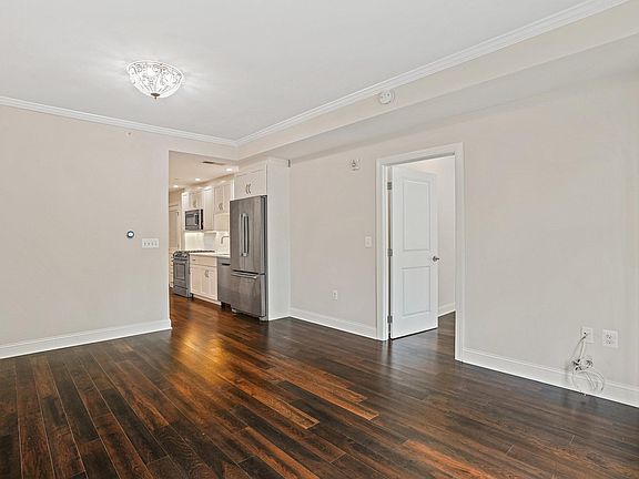 5th image of 4915 Hampden Ln #107