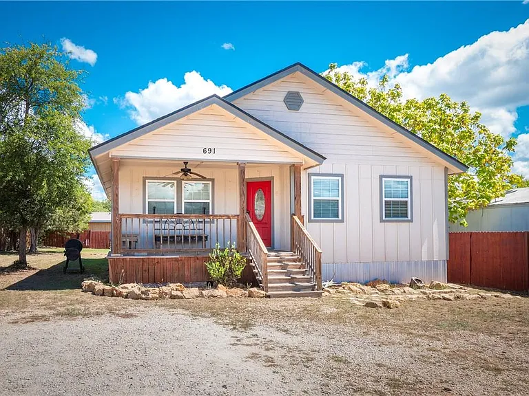 691 Tamarack Dr — Photo 3