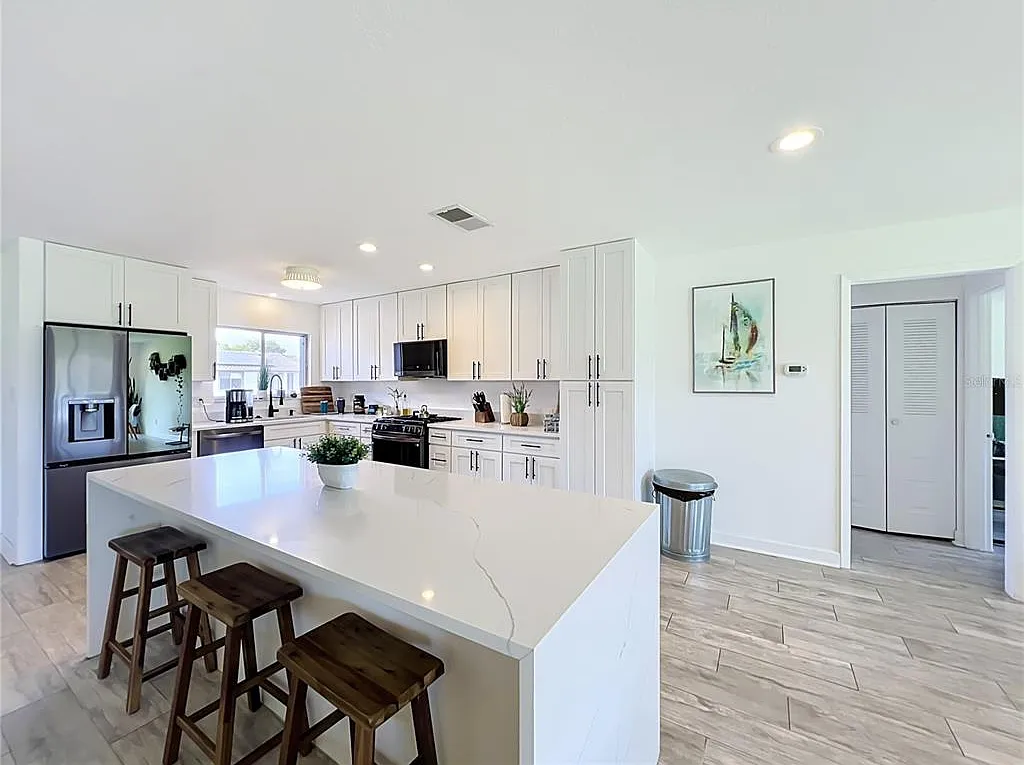 3 bed, 2.0 bath, 1873 sqft, $2,700 — Photo 3