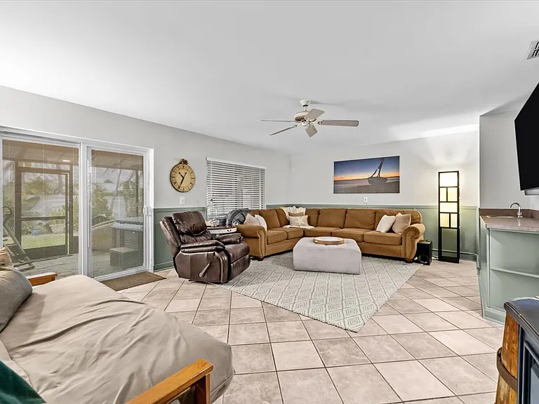 2392 Hanover Dr — Photo 7