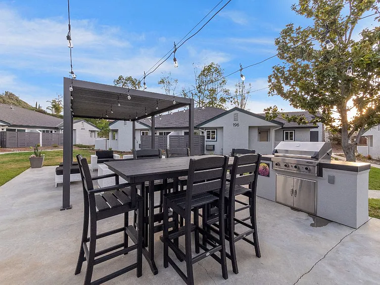 Sunset Cliffs Apartments — Photo 34