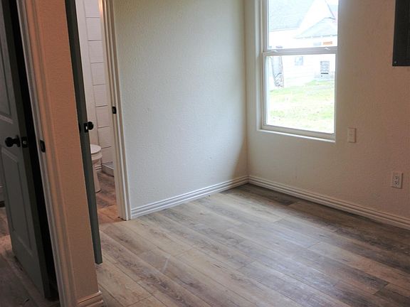 4th image of 205 E Bremond St #A