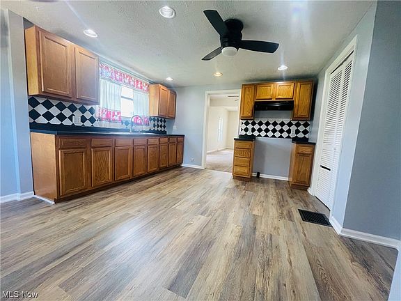 4th image of 262 Florence Ave