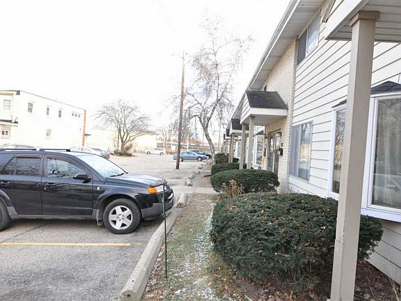 3rd image of 142 N Lakewood Gardens Ln