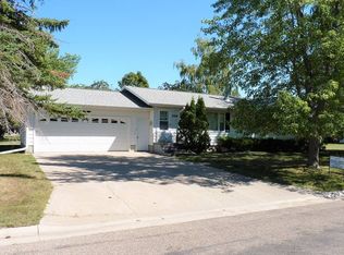 526 Joal Dr, Carrington, ND 58421
