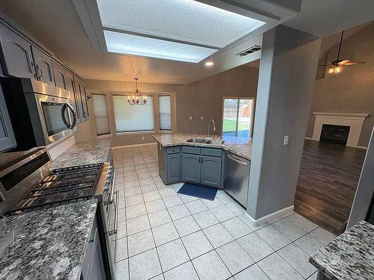 534 W Russell Ave — Photo 22