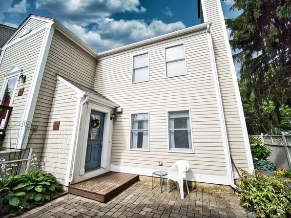 535 High Meadow Ct, Bristol, RI 02809