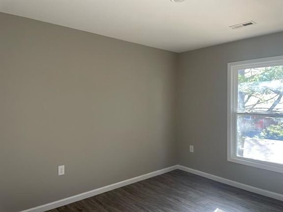 3rd image of 1804 Parkwood Ln #16
