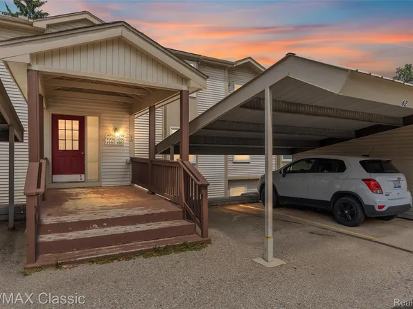 4990 Oak Hill Dr #59, Waterford, MI 48329