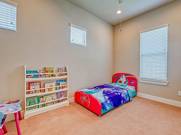 5th image of 906 W 17th St Unit A
