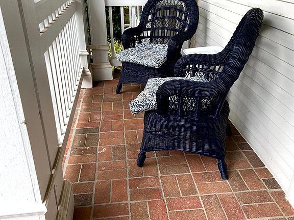 Nice balcony to meet and relax with neighbors.