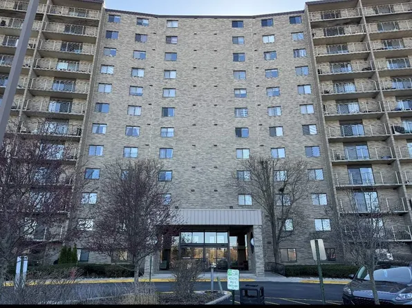 6340 Americana Dr APT 604, Willowbrook, IL 60527