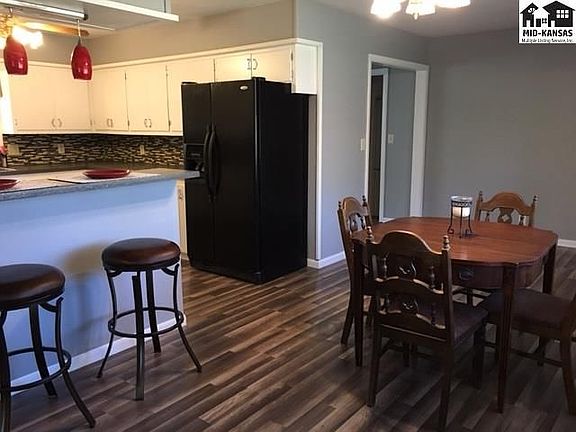 5th image of 16 Crystal Dr