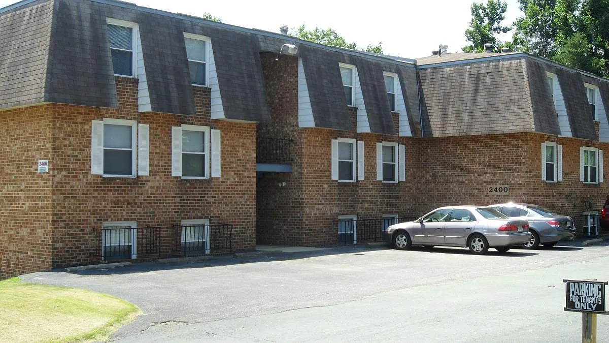 2400 Arlington Boulevard — Photo 1