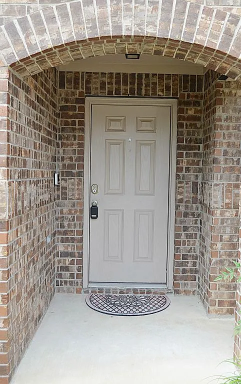 4 bed, 2.5 bath, 2509 sqft, $2,500 — Photo 2