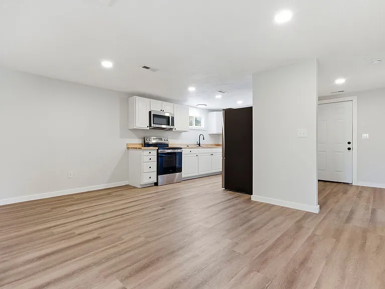 1339 E Division St — Photo 6