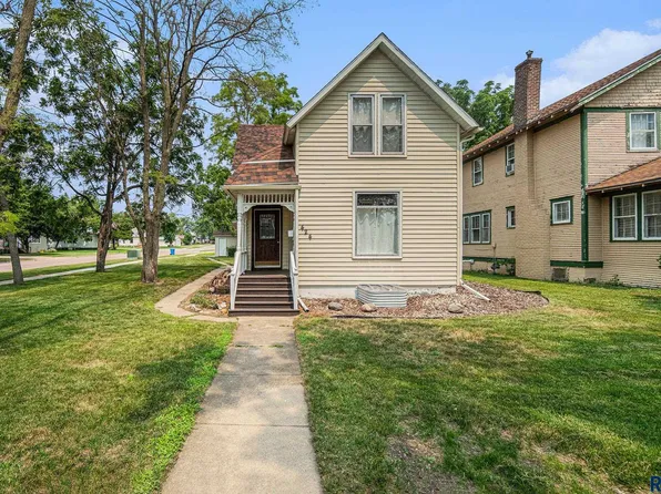 424 NW 1st St, Madison, SD 57042