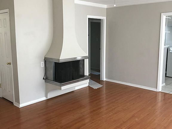 Livingroom and decorative fireplace (inoperable)
