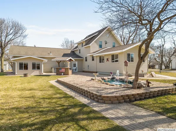 108 E 4th St, Hanlontown, IA 50444