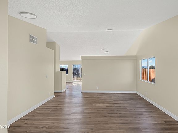 3rd image of 1048 Sequoia Ln