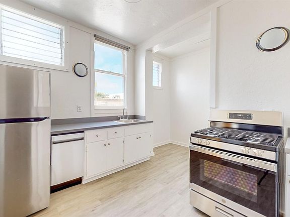 4th image of 550 Baker St