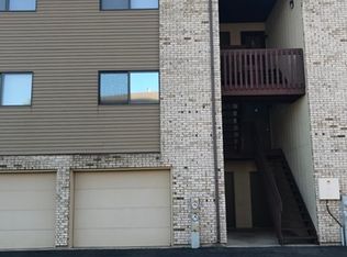 695 Dean Dr APT B, South Elgin, IL 60177