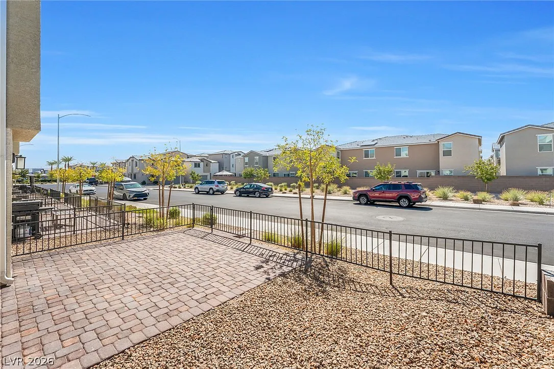 3 bed, 2.0 bath, 1373 sqft, $2,200 — Photo 4