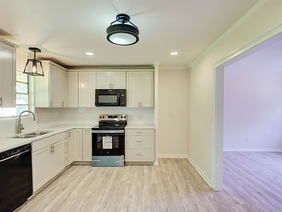 3rd image of 5421 Daffodil St