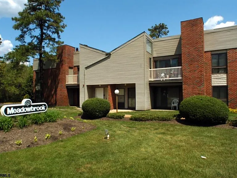705 Meadowbrook Dr #705 — Photo 1