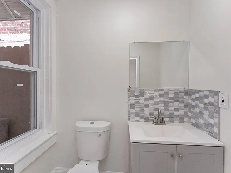 5426 Webster St — Photo 16